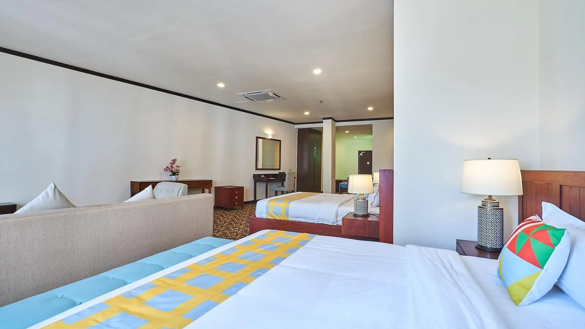 Oyo Home 44077 The Platinum Hotel & Suites- King Malacca